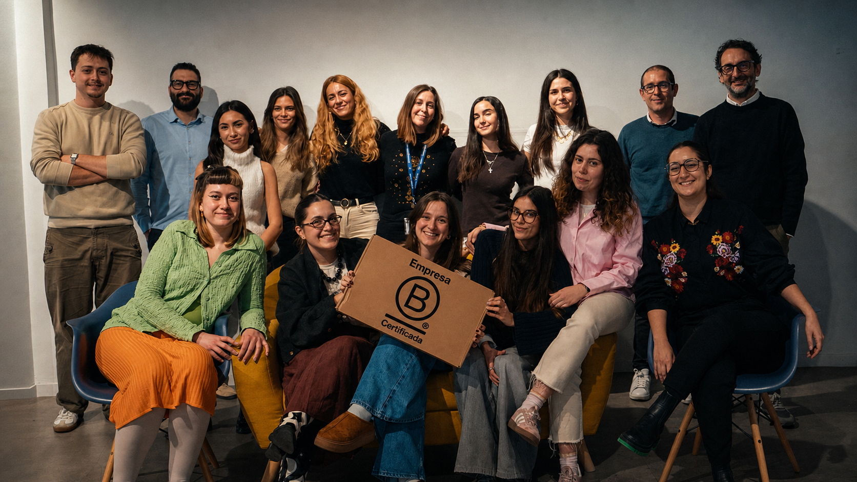 Equip real de Karmina en una fotografia coral tractada com una portada editorial contemporània.