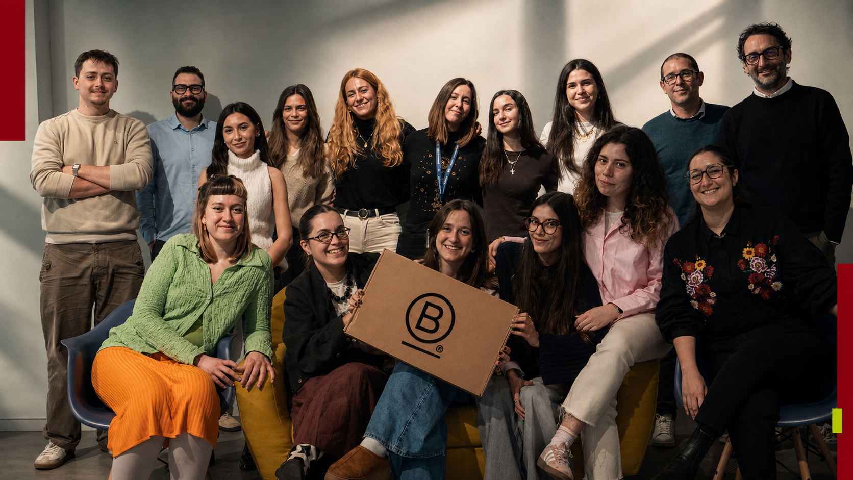 Equip de Karmina en una escena de treball real, tractada com una portada editorial fotogràfica.