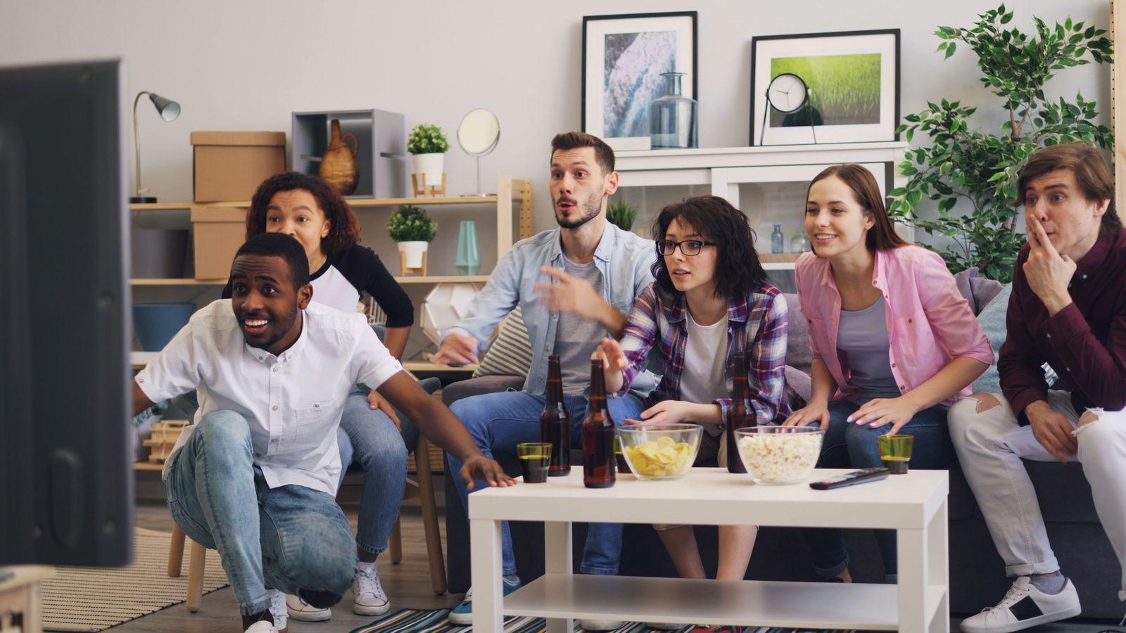 Un grup d’amics comparteix un moment davant de la televisió.